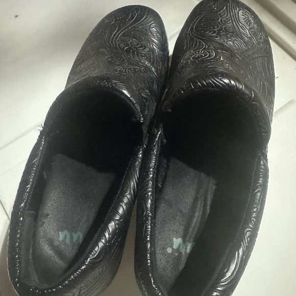 Yuu Bethanee Clogs Paisley Tooled Textured Vegan Black EUC LIKE NEW! Size 7 - Picture 2 of 13
